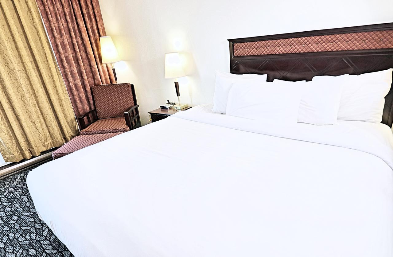 Lelux Hotel Монреаль Экстерьер фото